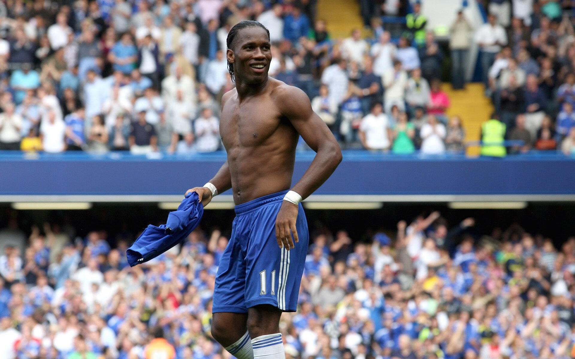 主力球员高强度对抗中保持技术动作稳定展现专业素养,防守球员主动对抗进攻球员