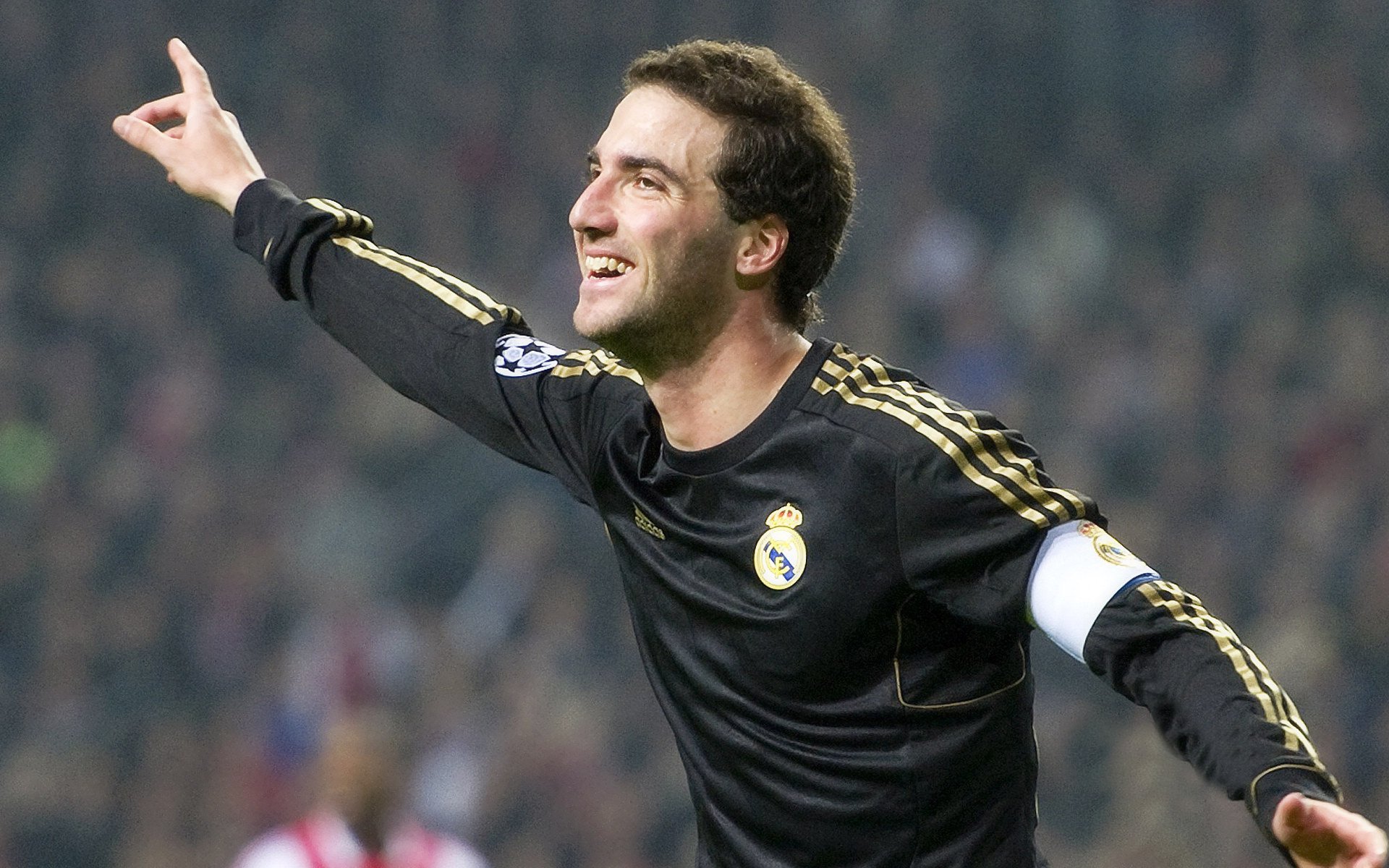 阿尔及利亚女篮在非洲锦标赛中夺冠，体育水平全面提升，阿尔及利亚女友